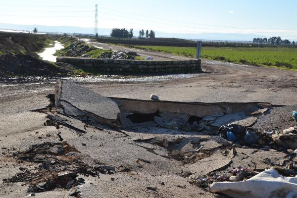 Hatay'da köprü çöktü: Kamyon devrildi! - Resim: 3