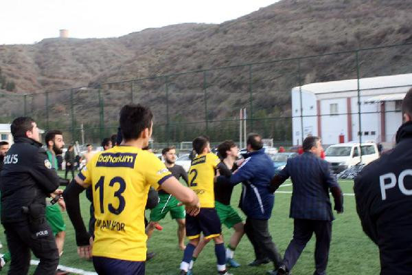 Maçta kavga çıktı! Elinde sopayla saldırmaya kalktı - Resim: 1