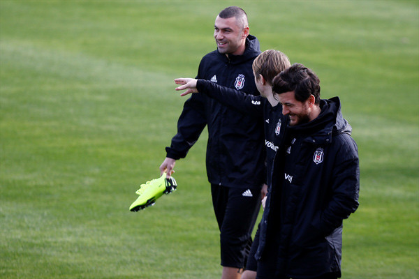 Burak Yılmaz, Beşiktaş'ta ilk antrenmana çıktı! İşte transferin maliyeti - Resim: 1