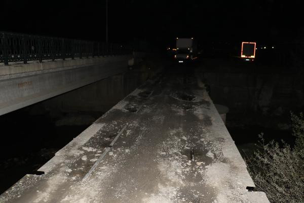 Eski tren yoluna giren sürücünün otomobili köprüde asılı kaldı! - Resim: 2