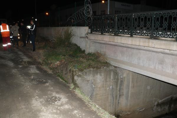 Eski tren yoluna giren sürücünün otomobili köprüde asılı kaldı! - Resim: 3