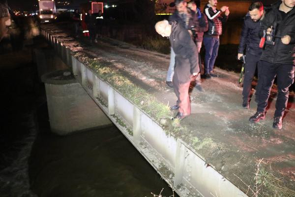 Eski tren yoluna giren sürücünün otomobili köprüde asılı kaldı! - Resim: 4