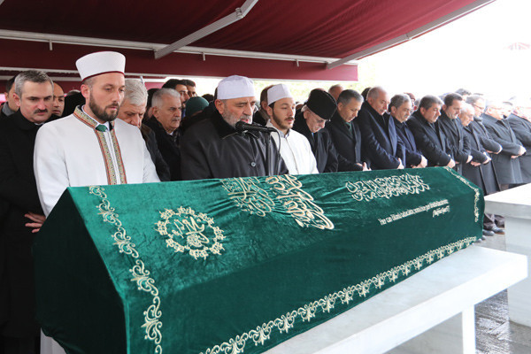 Binali Yıldırım Cumhurbaşkanı Erdoğan'ın dayısının tabutuna omuz verdi - Resim: 1