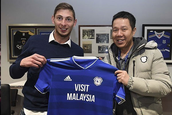 Emiliano Sala adına yapılan saygı duruşunda terbiyesizlik! Gözaltına alındılar - Resim: 3