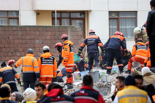Kartal'da çöken 8 katlı binada son durum! Çalışmalar aralıksız devam ediyor - Resim: 1
