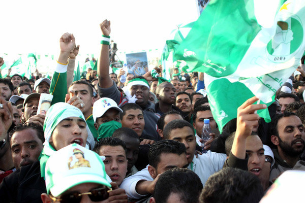 Kaddafi'yi 40 bakire kadın koruyor - Resim: 4