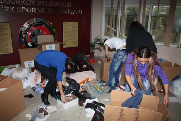 Depremzedelere 10 tır dolusu yardım - Resim: 2