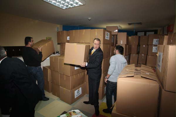 Depremzedelere 10 tır dolusu yardım - Resim: 3