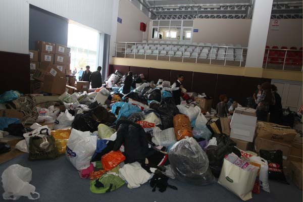 Depremzedelere 10 tır dolusu yardım - Resim: 4