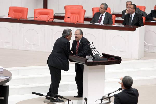 CHP'li vekili ite kaka kürsüden indirdiler! - Resim: 1