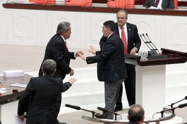 CHP'li vekili ite kaka kürsüden indirdiler! - Resim: 4
