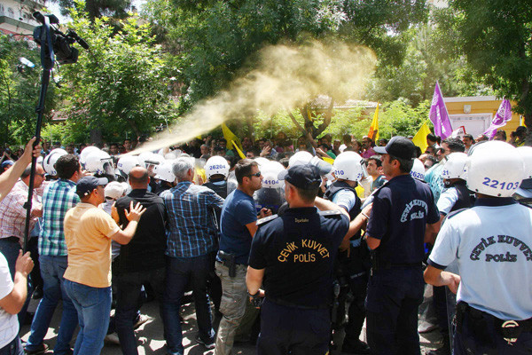 Memur eylemi savaş alanına döndü - Resim: 2