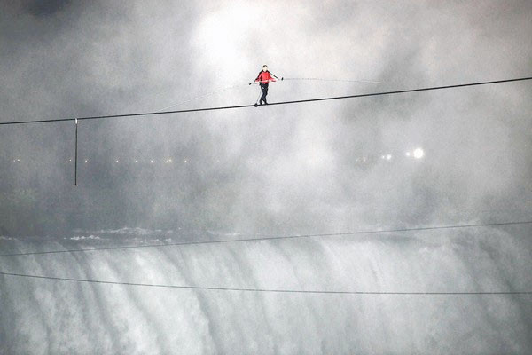 Şelalede ip üstünde 550 metre yürüdü - Resim: 1
