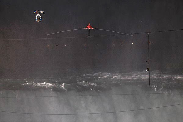Şelalede ip üstünde 550 metre yürüdü - Resim: 3