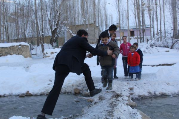 Minik öğrenciler hergün bu çileyi çekiyor - Resim: 3