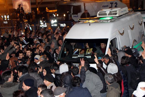 3 PKK'lı kadının cenazesi Diyarbakır'da - Resim: 2