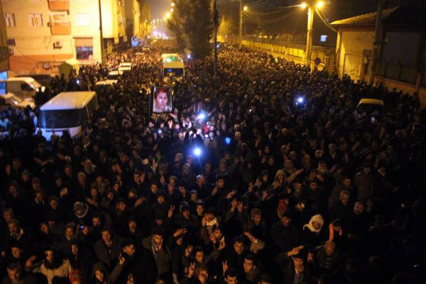 3 PKK'lı kadının cenazesi Diyarbakır'da - Resim: 3