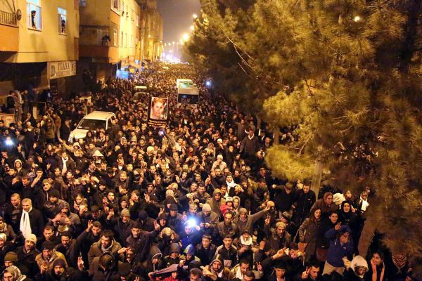 3 PKK'lı kadının cenazesi Diyarbakır'da - Resim: 4