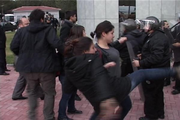 Bakan yardımcısına şemsiyeli koruma - Resim: 1