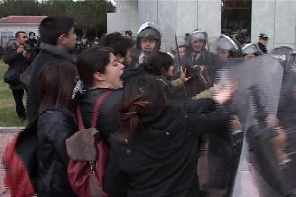 Bakan yardımcısına şemsiyeli koruma - Resim: 2