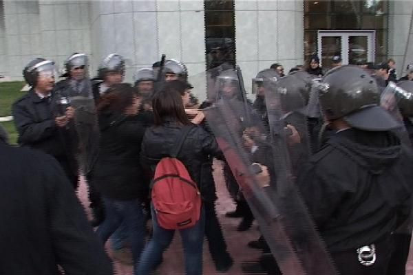 Bakan yardımcısına şemsiyeli koruma - Resim: 3