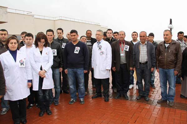 Doktorlardan kanlı önlükle protesto - Resim: 3