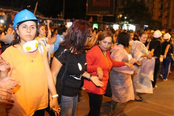 Taksim'de anne zinciri - Resim: 1