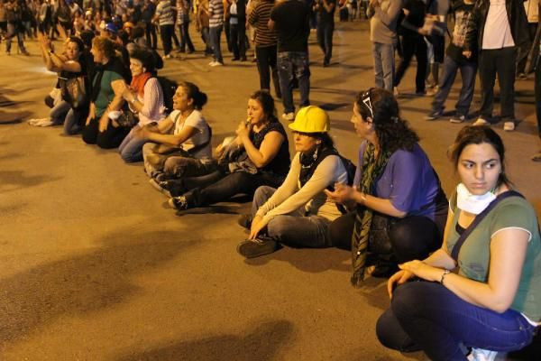 Taksim'de anne zinciri - Resim: 4