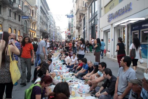 Taksim böyle iftar sofrası görmedi - Resim: 4