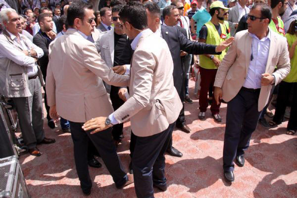 İşte Bekir Bozdağ'a saldırı anının kareleri - Resim: 3