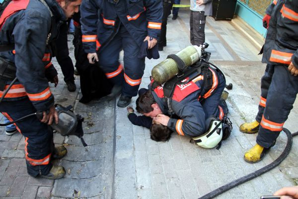 İtfaiyecinin hayat verme mücadelesi - Resim: 1
