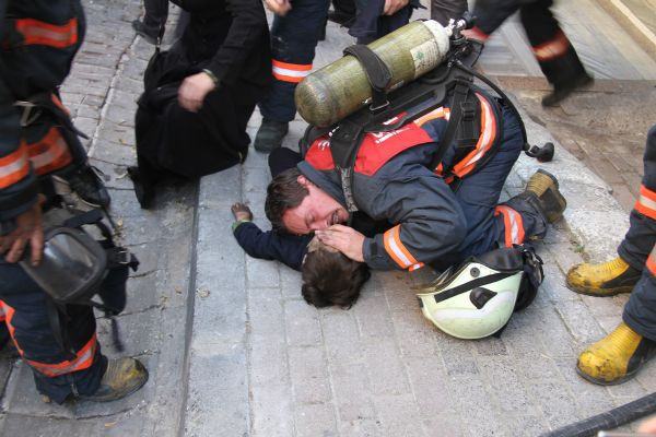 İtfaiyecinin hayat verme mücadelesi - Resim: 2