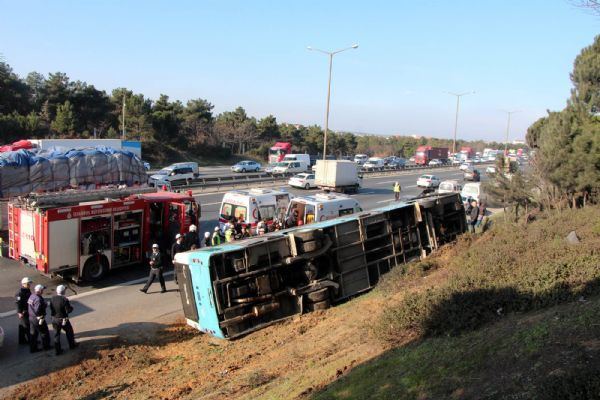 TEM'de halk otobusü devrildi - Resim: 2