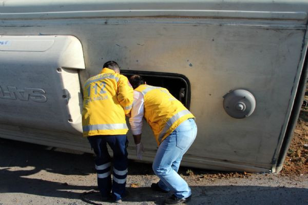 TEM'de halk otobusü devrildi - Resim: 4