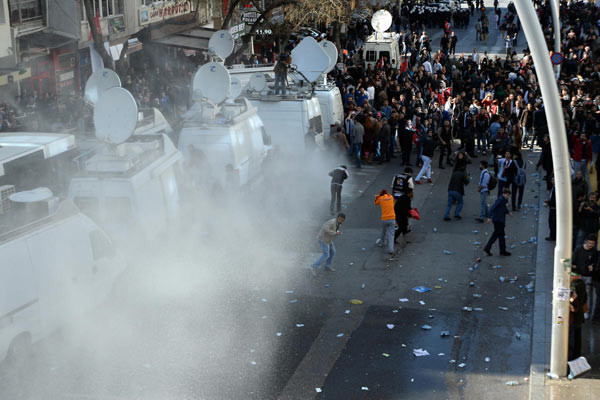  YSK önündeki gruba polis müdahalesi - Resim: 1