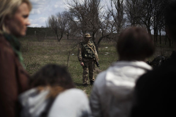 Ukrayna'da halk tankların önünü kesti - Resim: 4