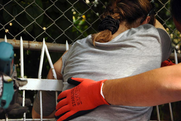 Koluna demir çubuk saplandı - Resim: 2