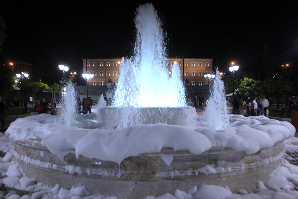 Yunanistan'da köpüklü seçim  şakası - Resim: 1