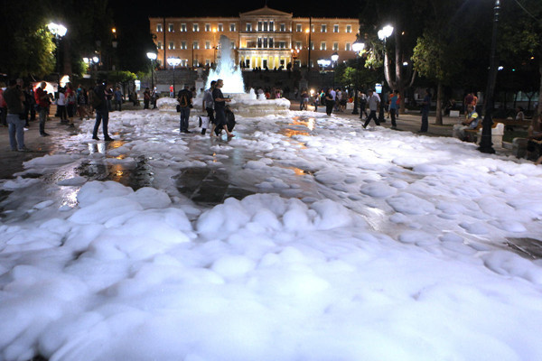 Yunanistan'da köpüklü seçim  şakası - Resim: 3