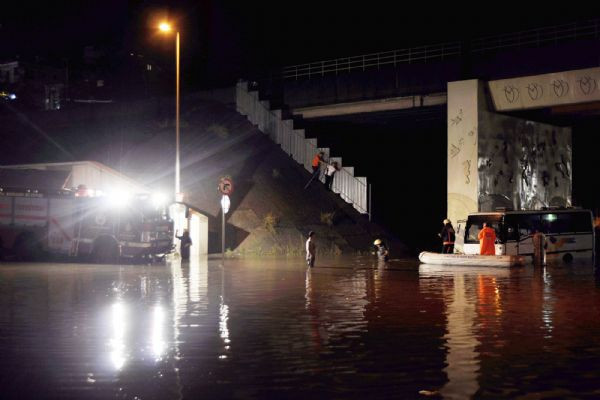 Yağmur suyunun içinde kanlı kavga! - Resim: 2