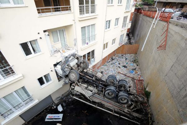 Pencereden beton kamyonu girdi - Resim: 1
