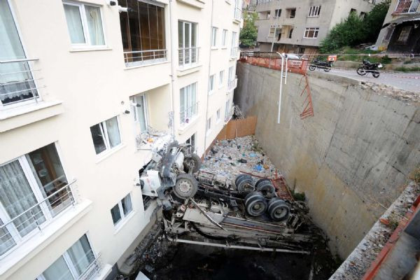 Pencereden beton kamyonu girdi - Resim: 4