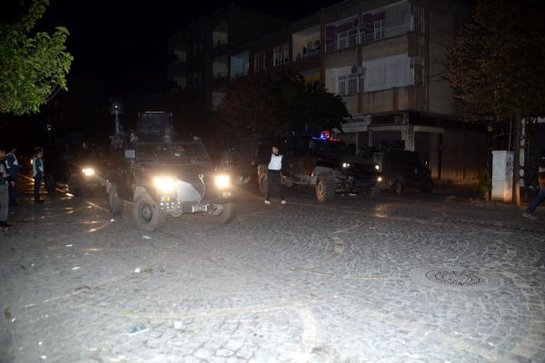 Yol kapatan göstericiler polise ateş açtı! - Resim: 2