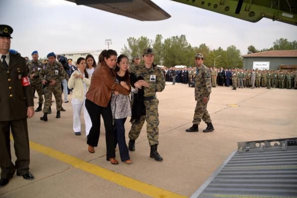 Şehit asker toprağa verildi - Resim: 3