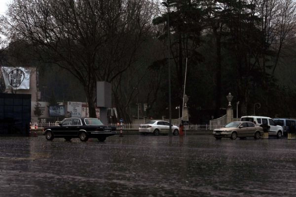 İstanbul karanlığa büründü - Resim: 1