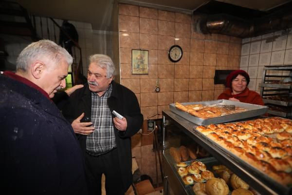 Binali Yıldırım Sarıyer'de börek yedi, martılara simit attı - Resim: 4