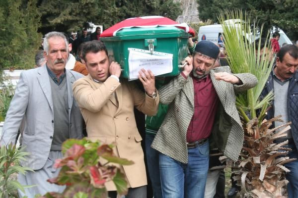 Mabel Matiz'in Kıbrıs gazisi babası son yolculuğa uğurlandı - Resim: 3