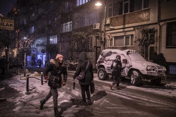 İstanbul'da kar yağışı etkisini arttırdı Vali Yerlikaya'dan uyarı - Resim: 1
