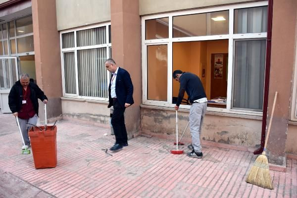 Sivas'ta ameliyatta ölen hastanın yakınları, hastaneyi birbirine kattı - Resim: 2