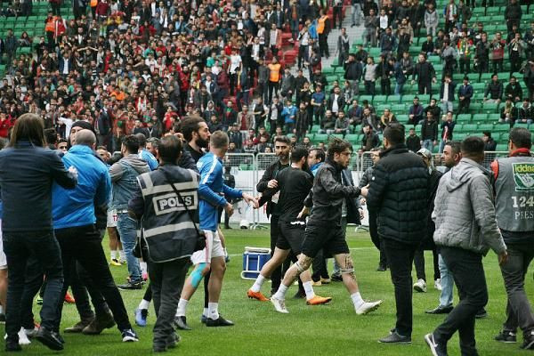 Amed Sportif- Sakaryaspor futbolcuları maç öncesi kavga etti - Resim: 2